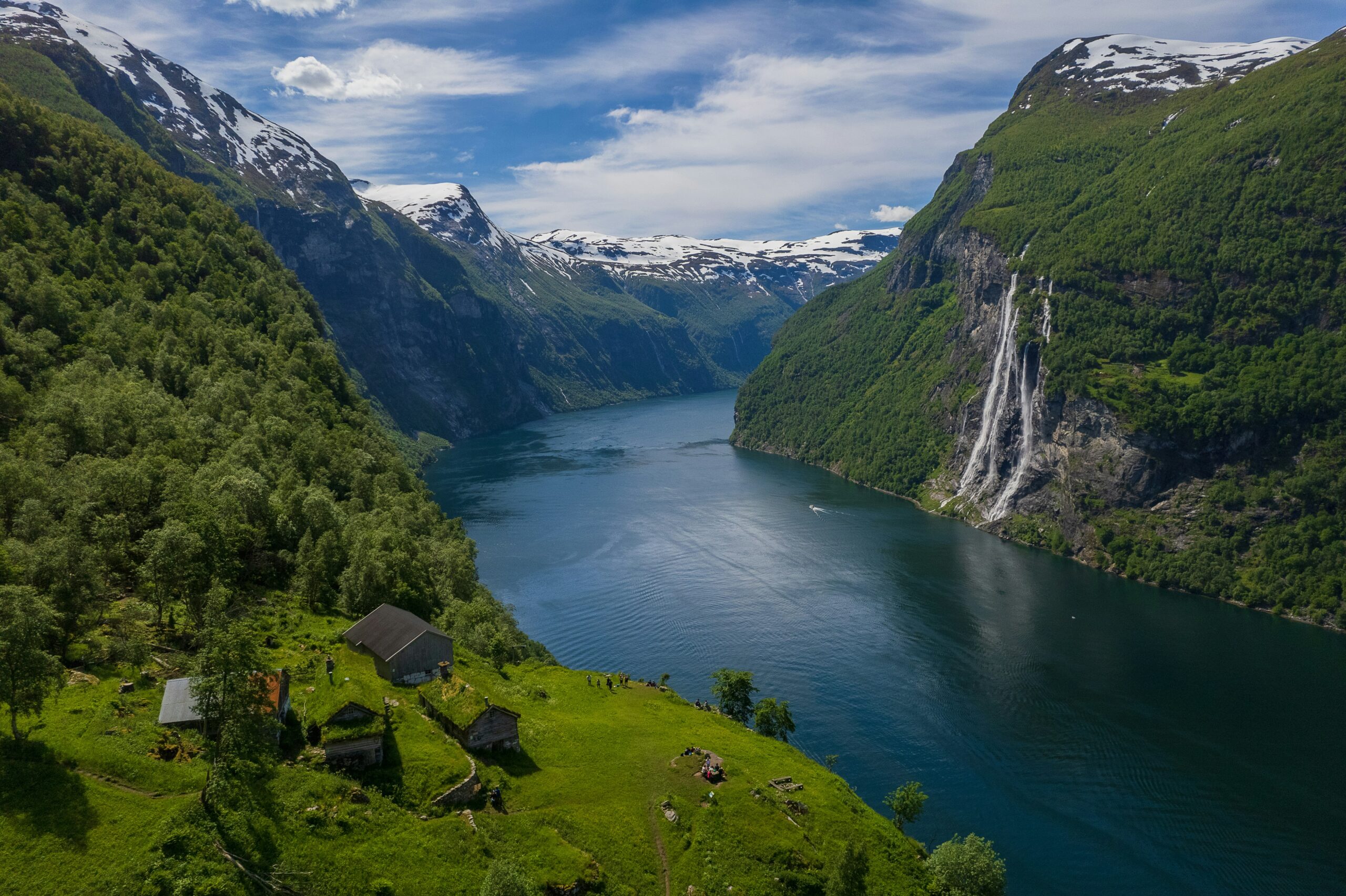 Fjord norvégien bordé de montagnes