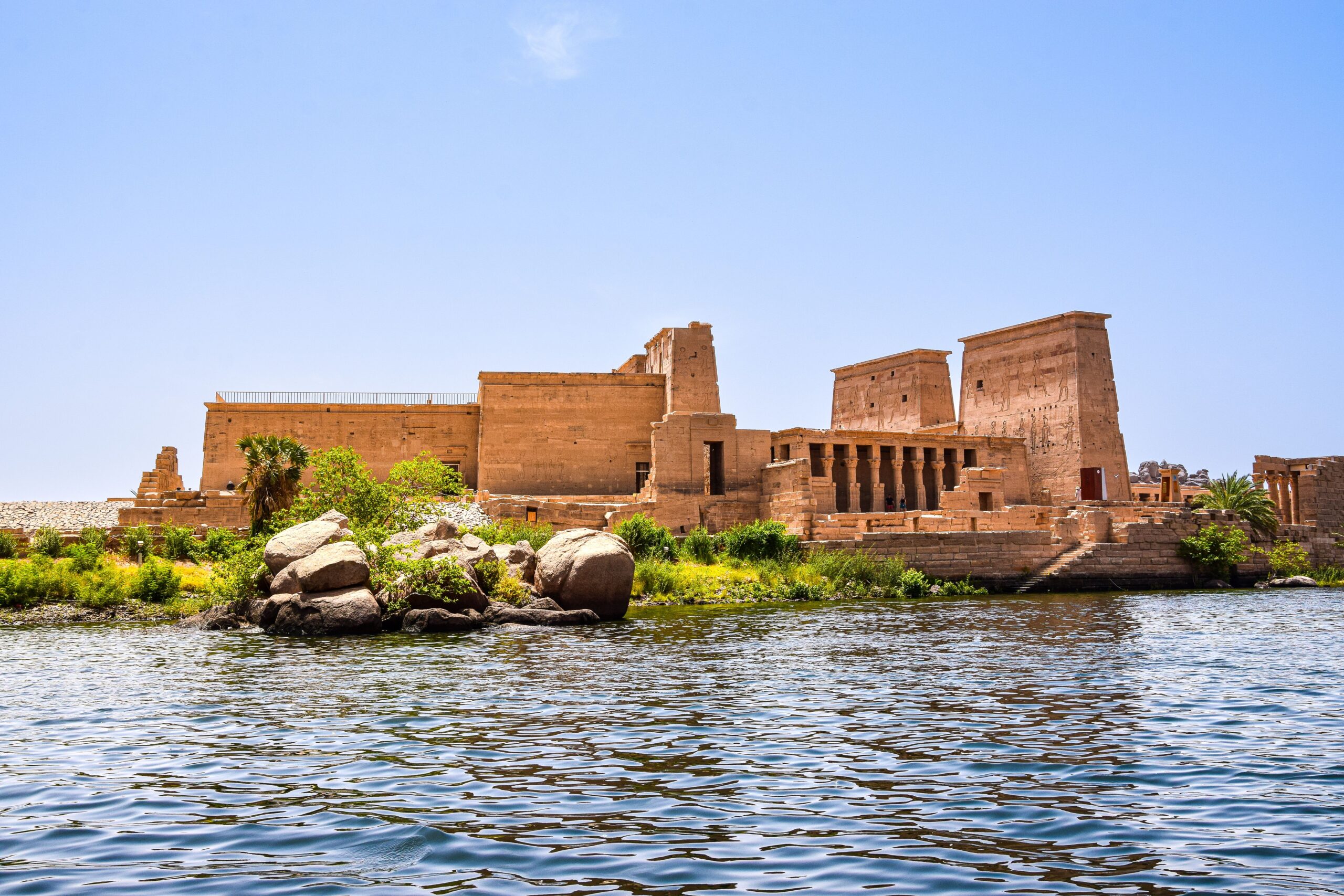 Le temple de Philae vu depuis les eaux du Nil à Assouan
