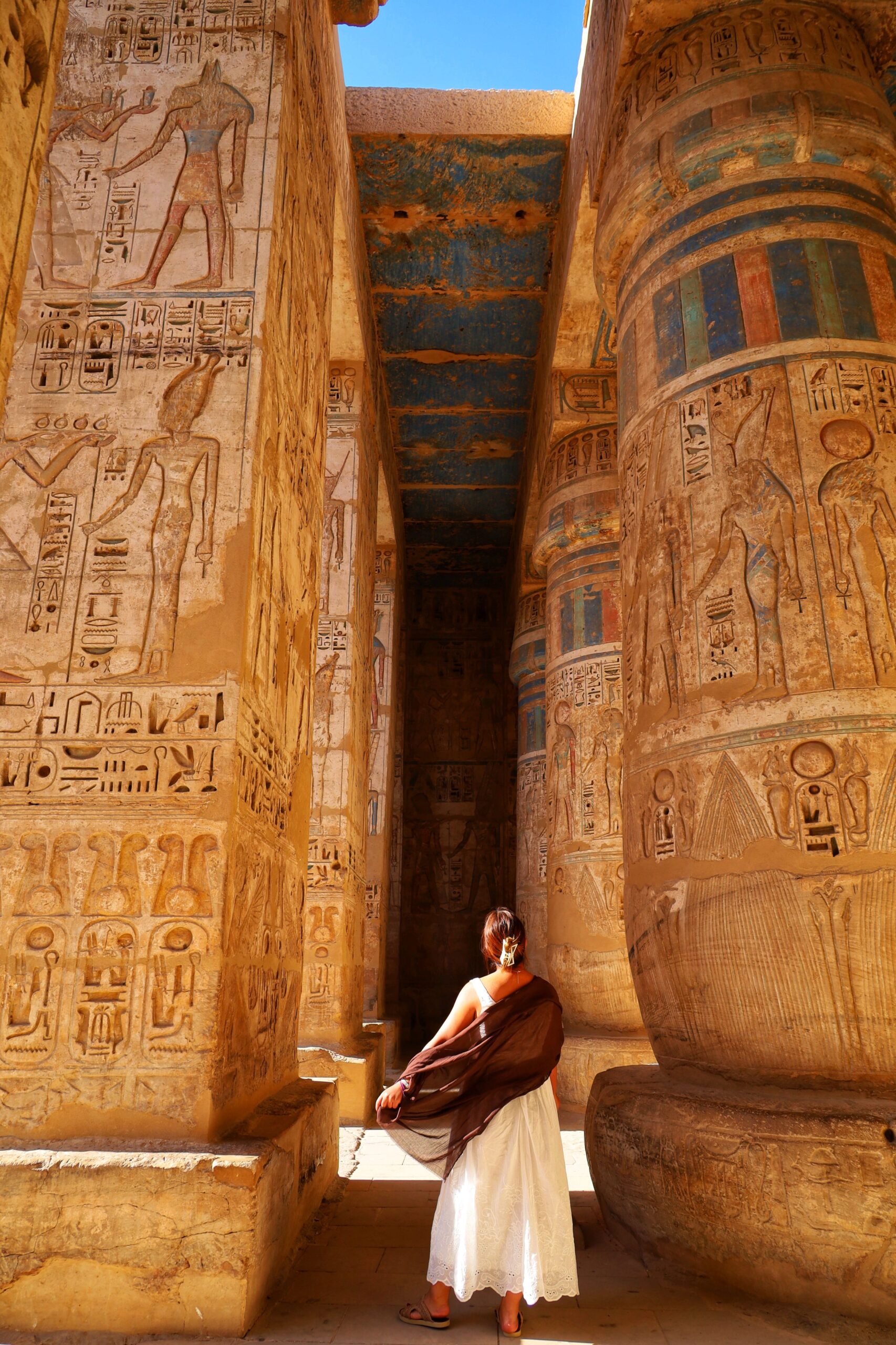 Colonnades aux couleurs d'origine sur la rive occidentale de Louxor
